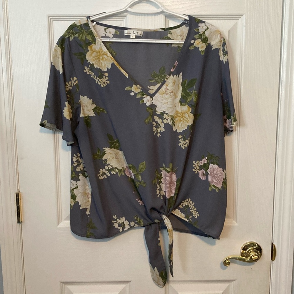 Nine Britton top from StitchFix. Size XL. Cute front tie on bottom of shirt.
